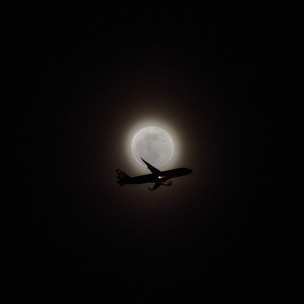満月と飛行機