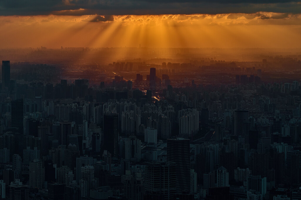 街に降り注ぐ夕日の光
