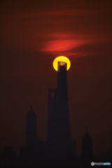 上海センタータワーと朝日