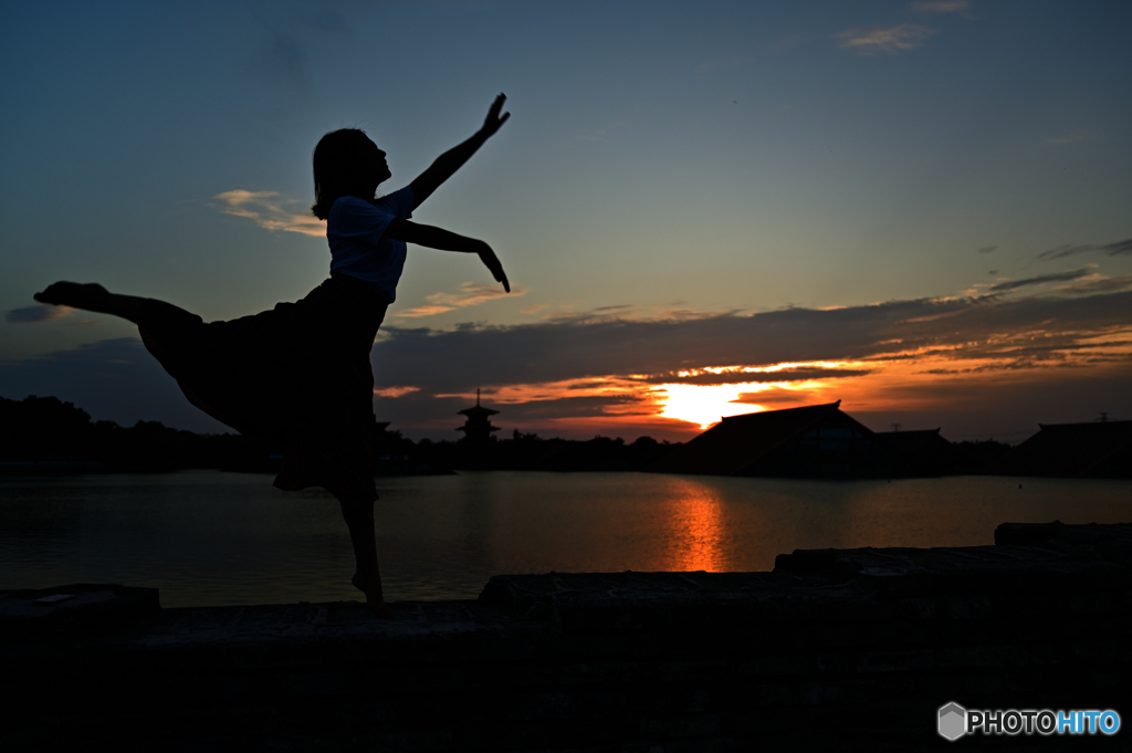 女性と夕日