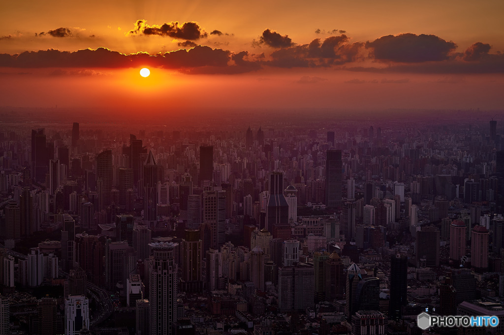 街に沈む夕日