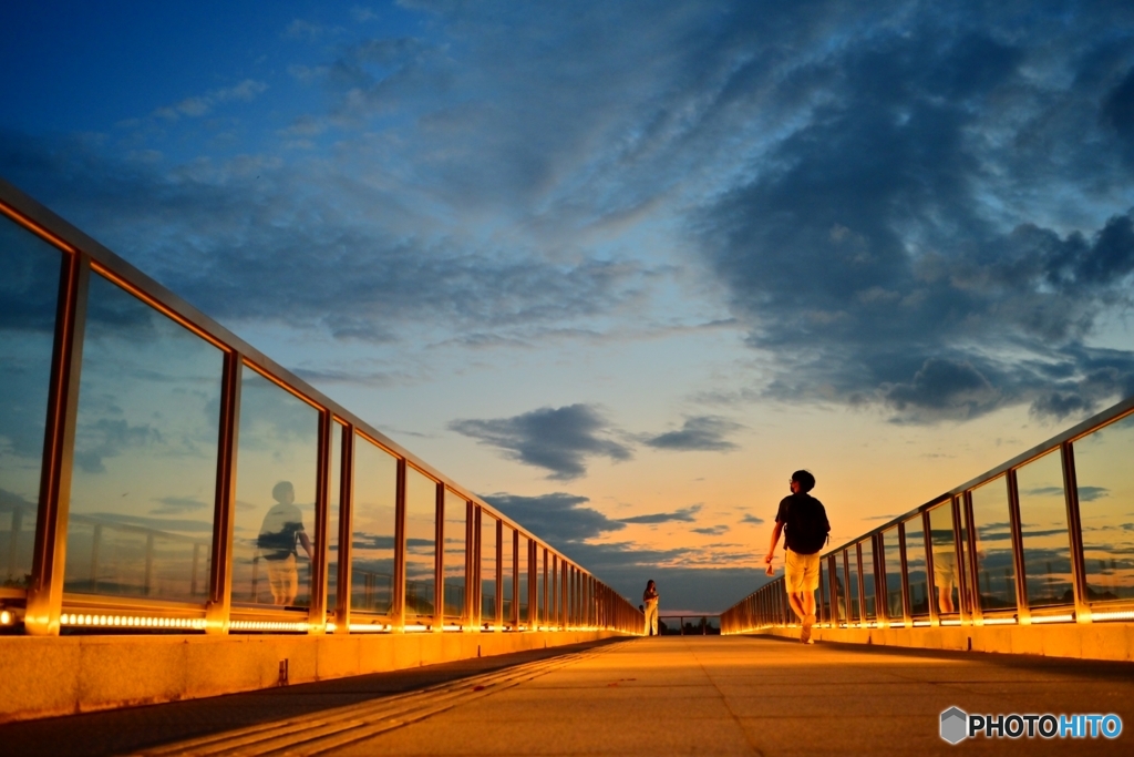 日没後の歩道橋