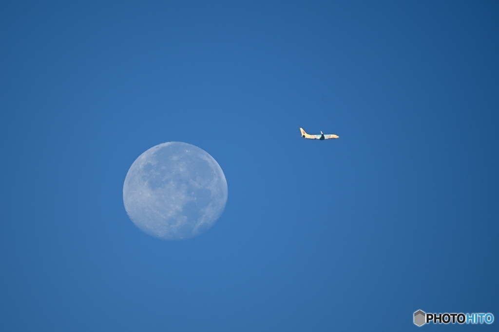 月と飛行機