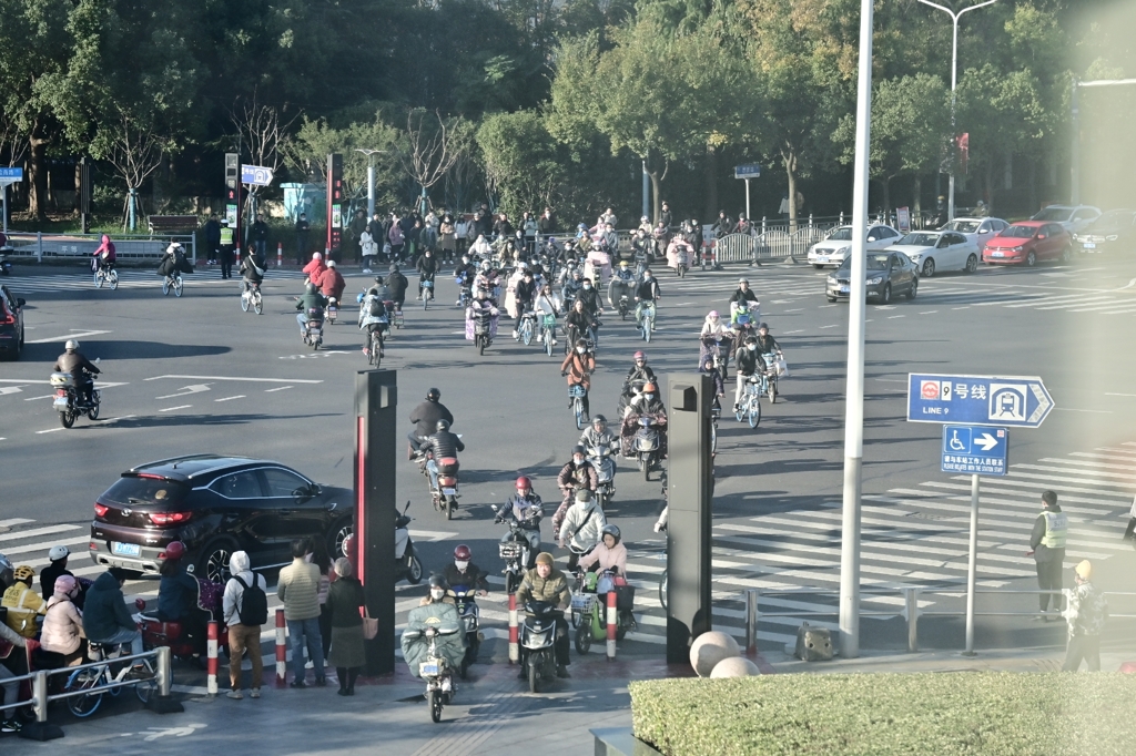 上海郊外の出勤の光景