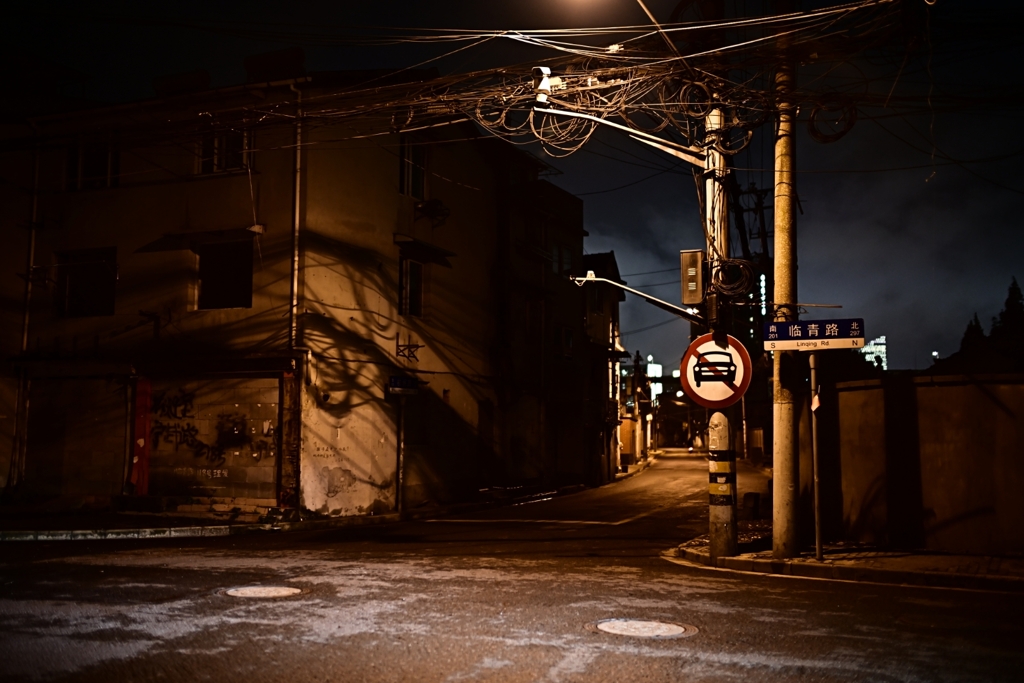 夜の住宅街の交差点