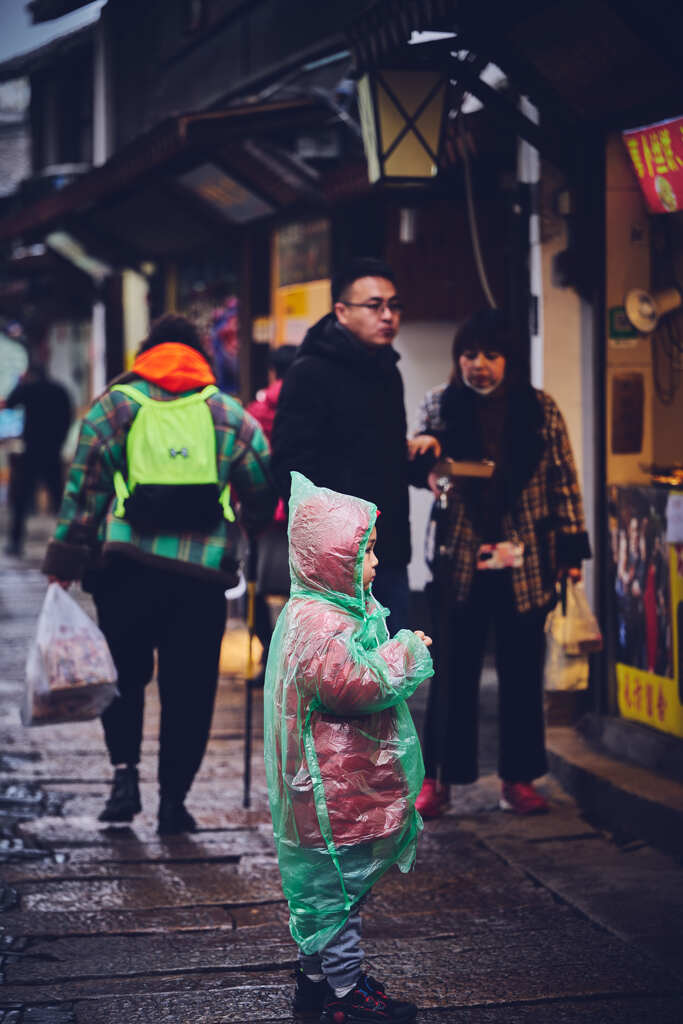 雨合羽を着た子ども