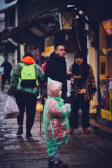 雨合羽を着た子ども