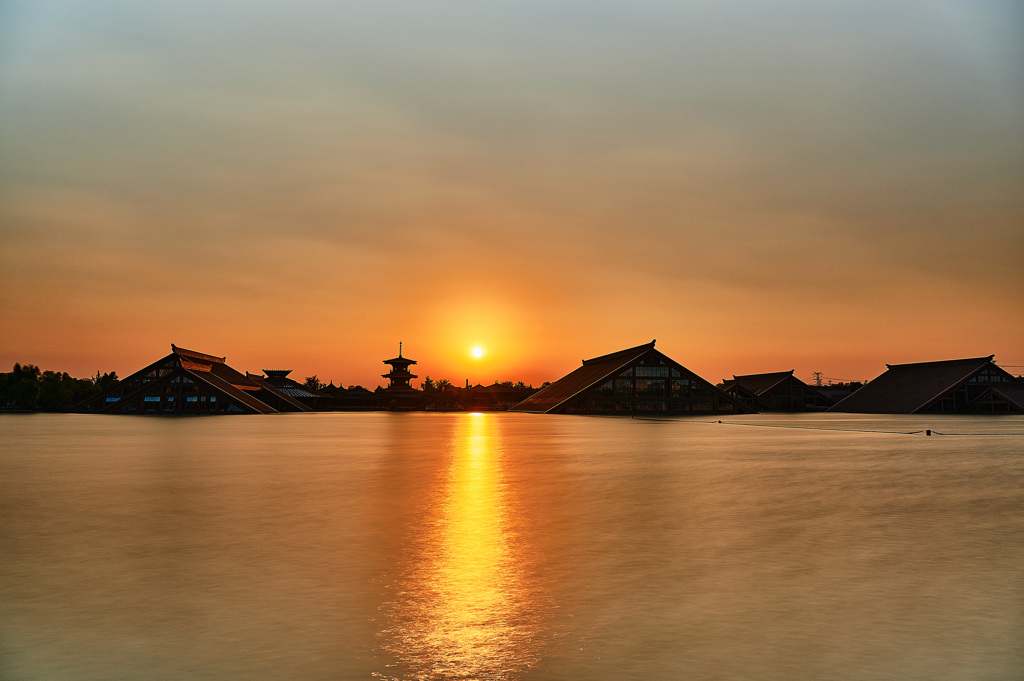 夕日に向かう光の道