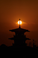 三重塔と夕日