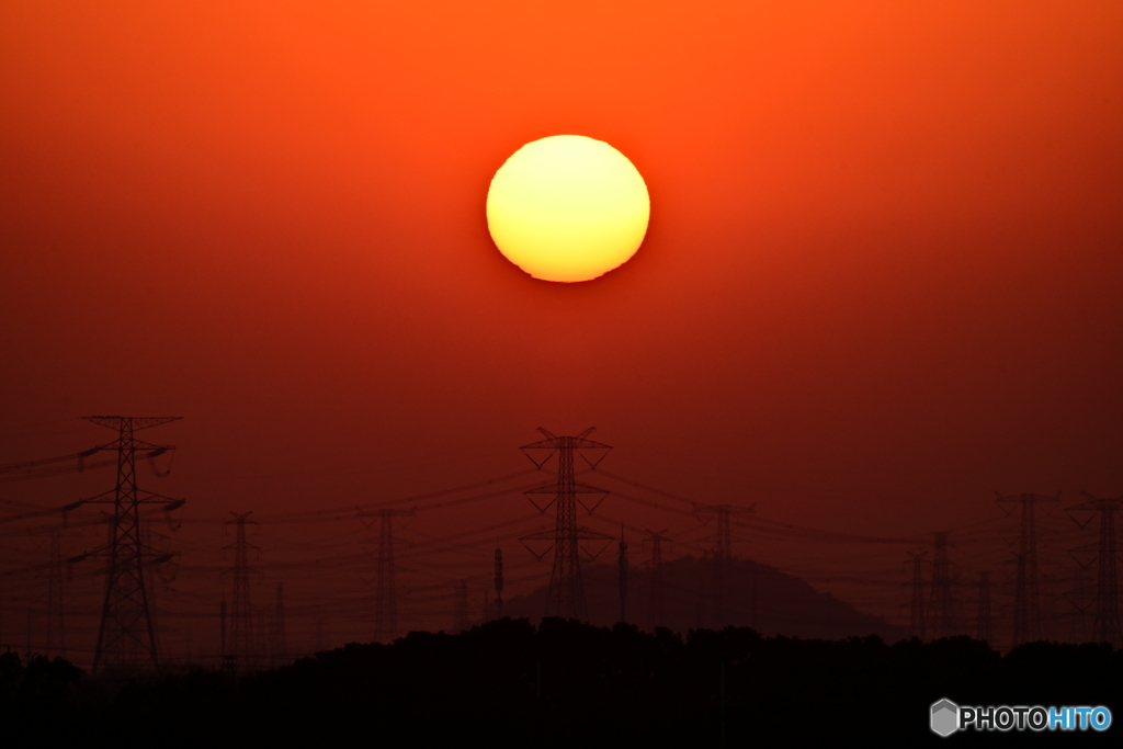 沈みゆく太陽と鉄塔