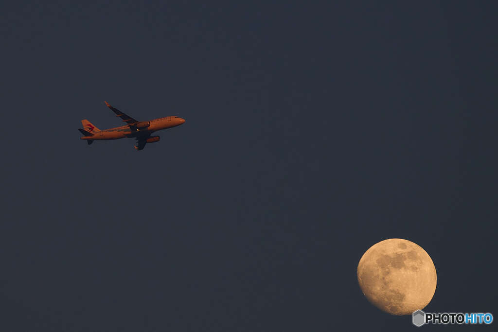 月と飛行機