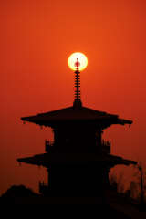 夕日と塔