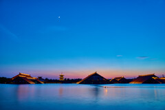 夕暮れと月