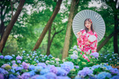 アジサイと浴衣美人