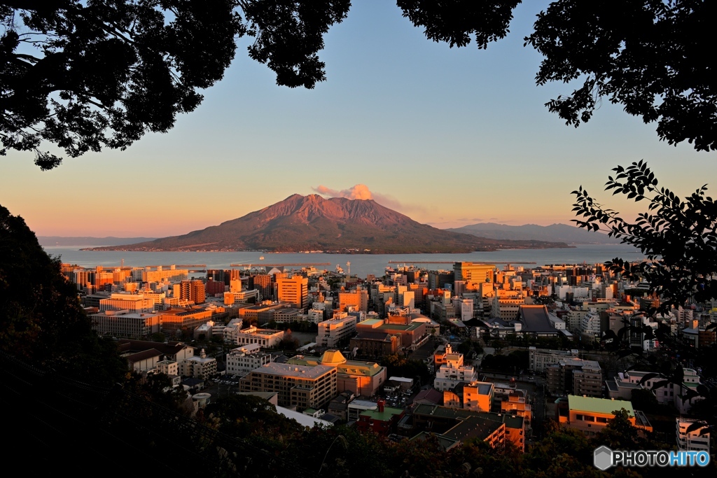 夕日を浴びる桜島