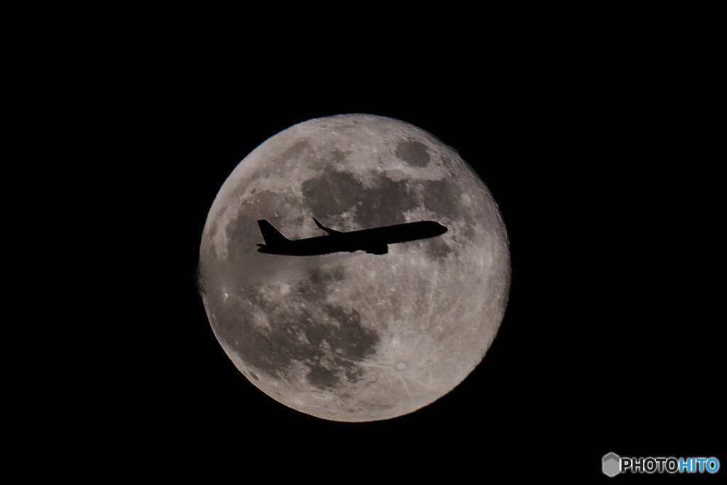 満月と飛行機