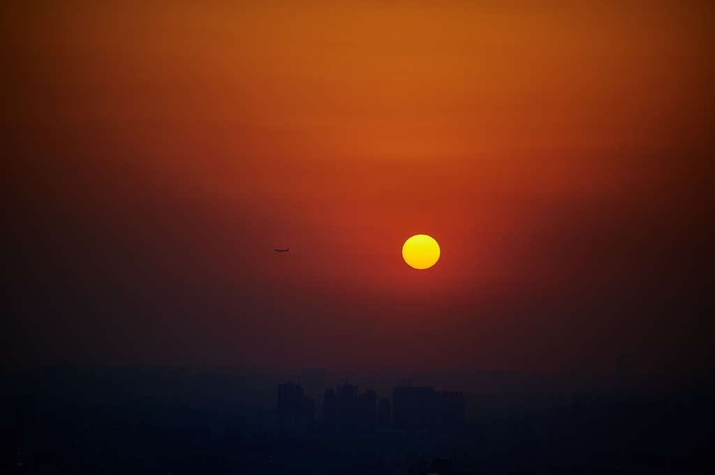 夕日と飛行機