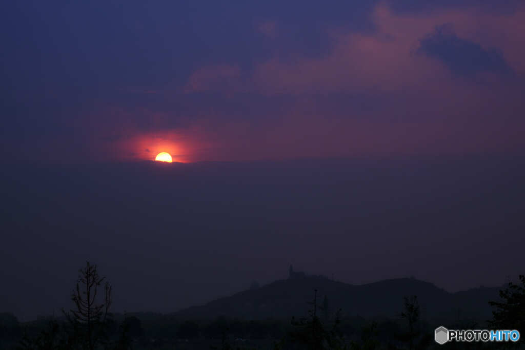 雲に隠れる夕日