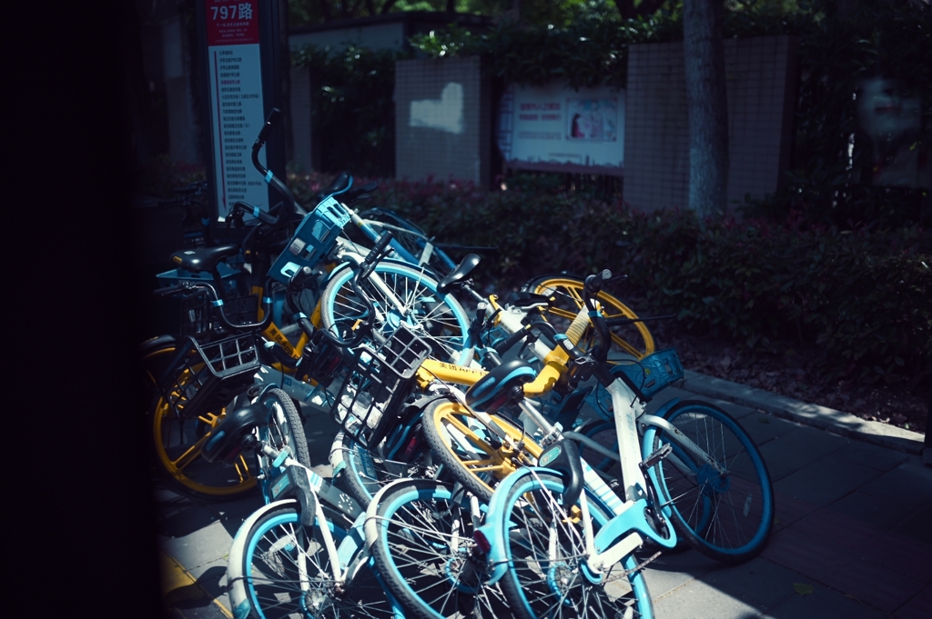 バス停と山積みの自転車