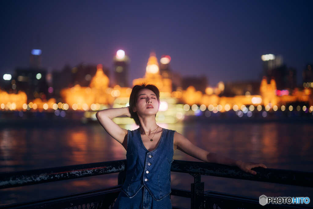 外灘の夜景をバックに