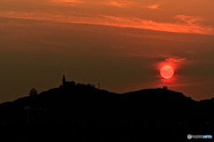 山の教会と夕日