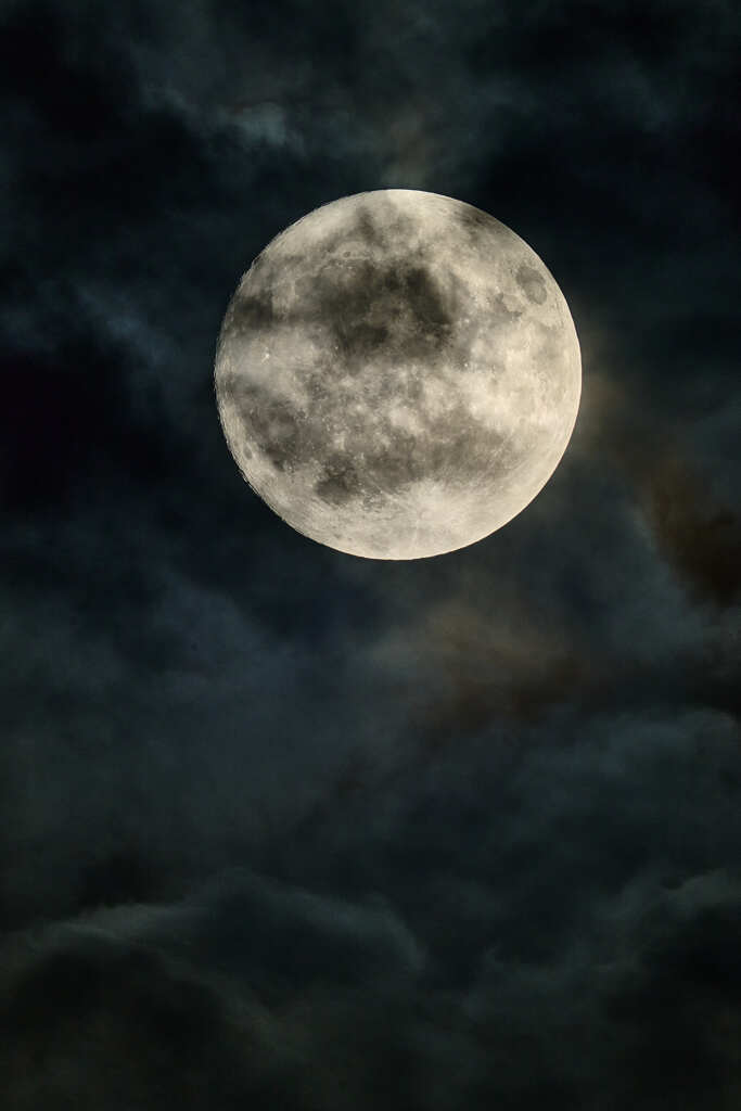 雲の多い月夜