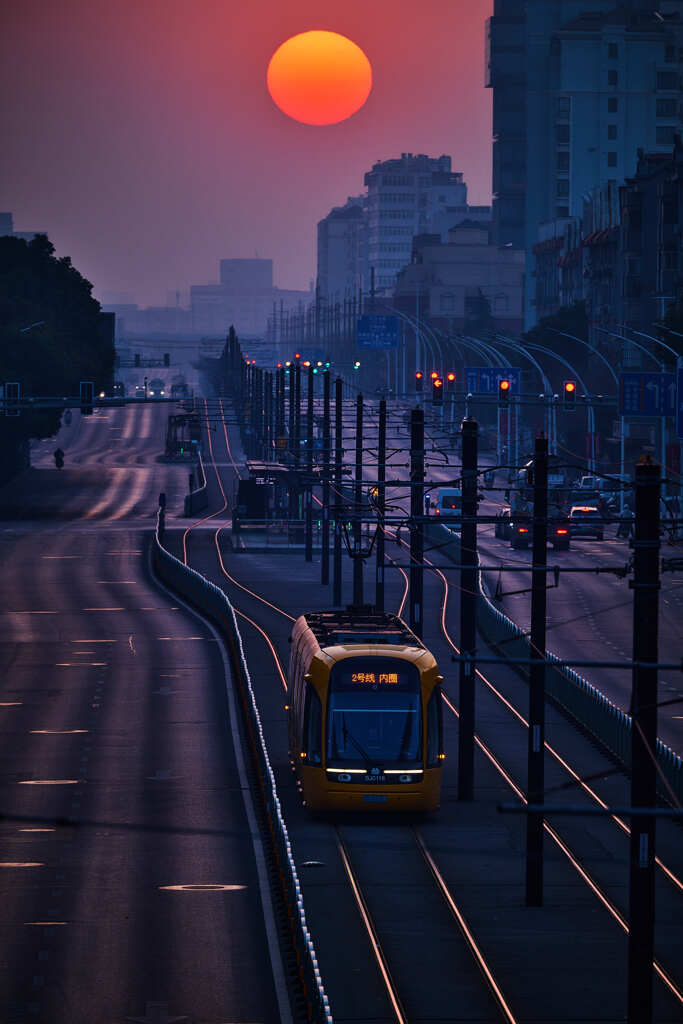 日の出と路面電車