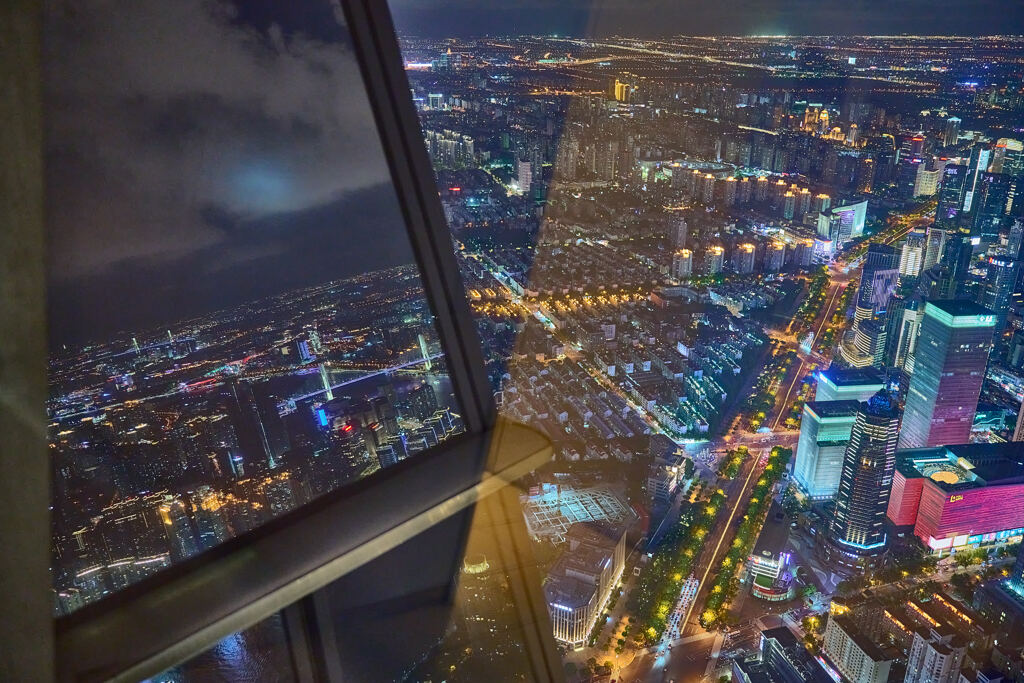 ガラス越しの夜景