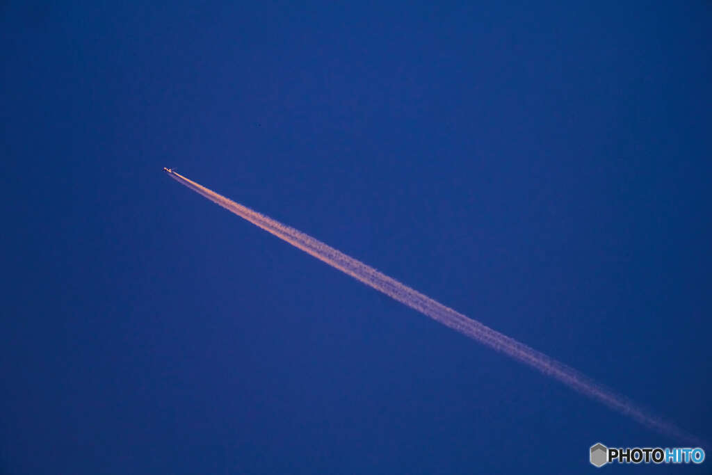 夕方の飛行機雲
