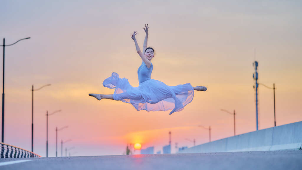 夕日を背にJUMP
