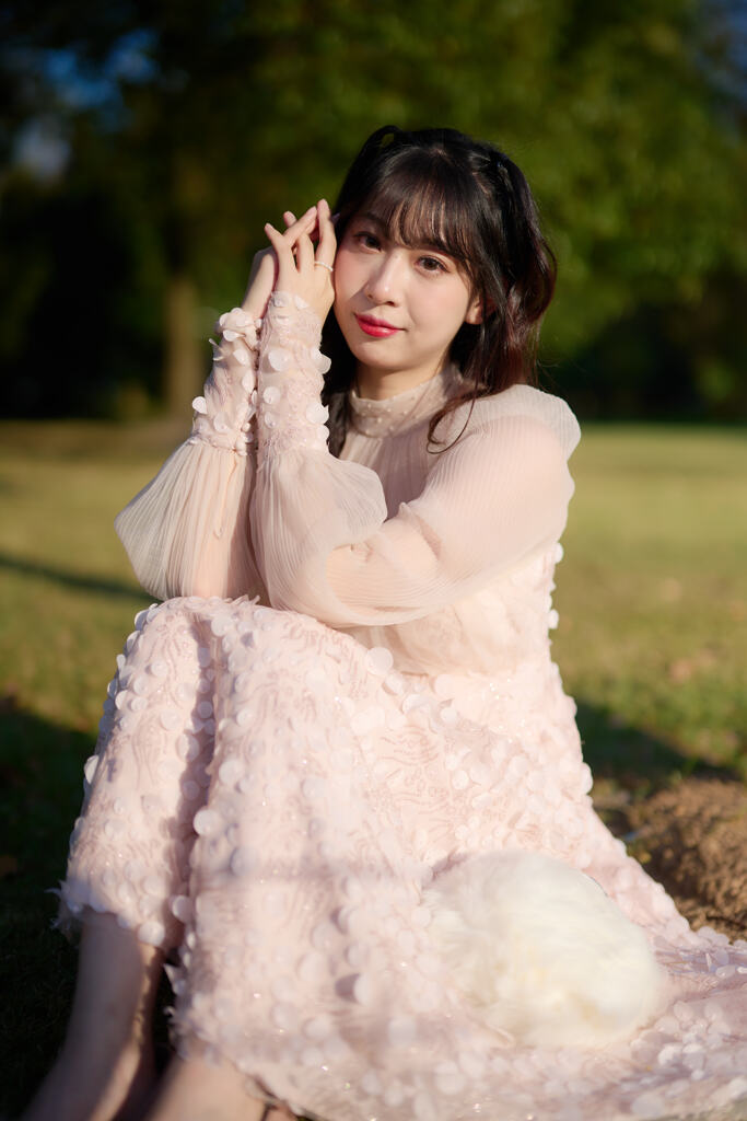 芝生に座って