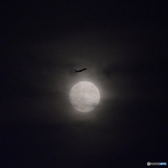 飛行機と満月