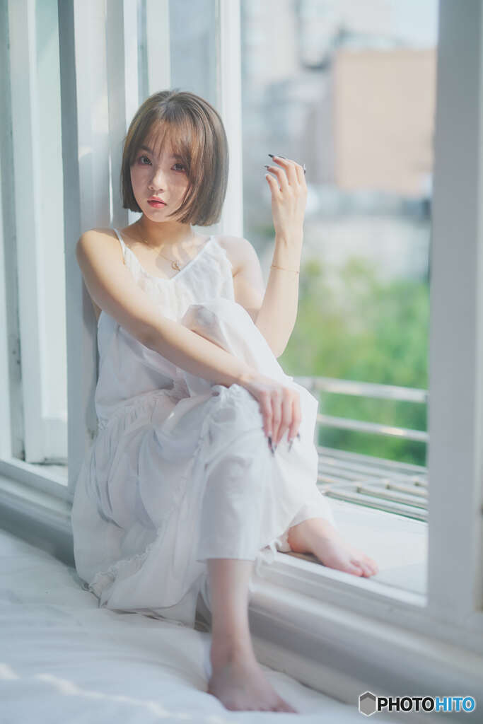 春の窓辺で