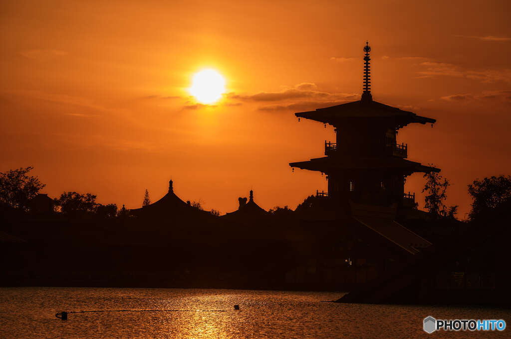 三重塔と夕日