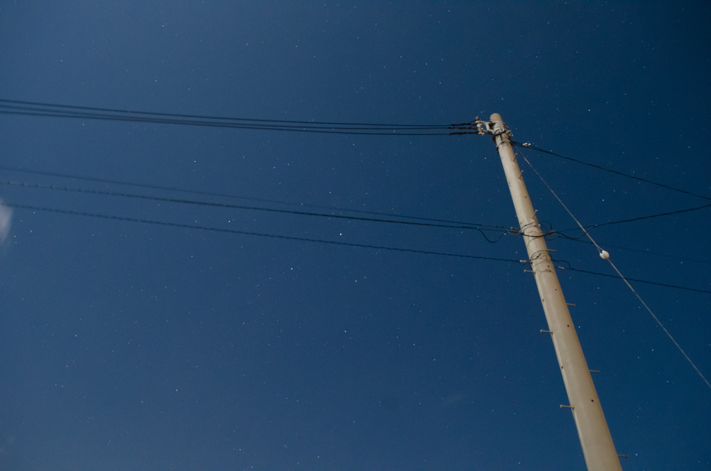 電信柱と星空