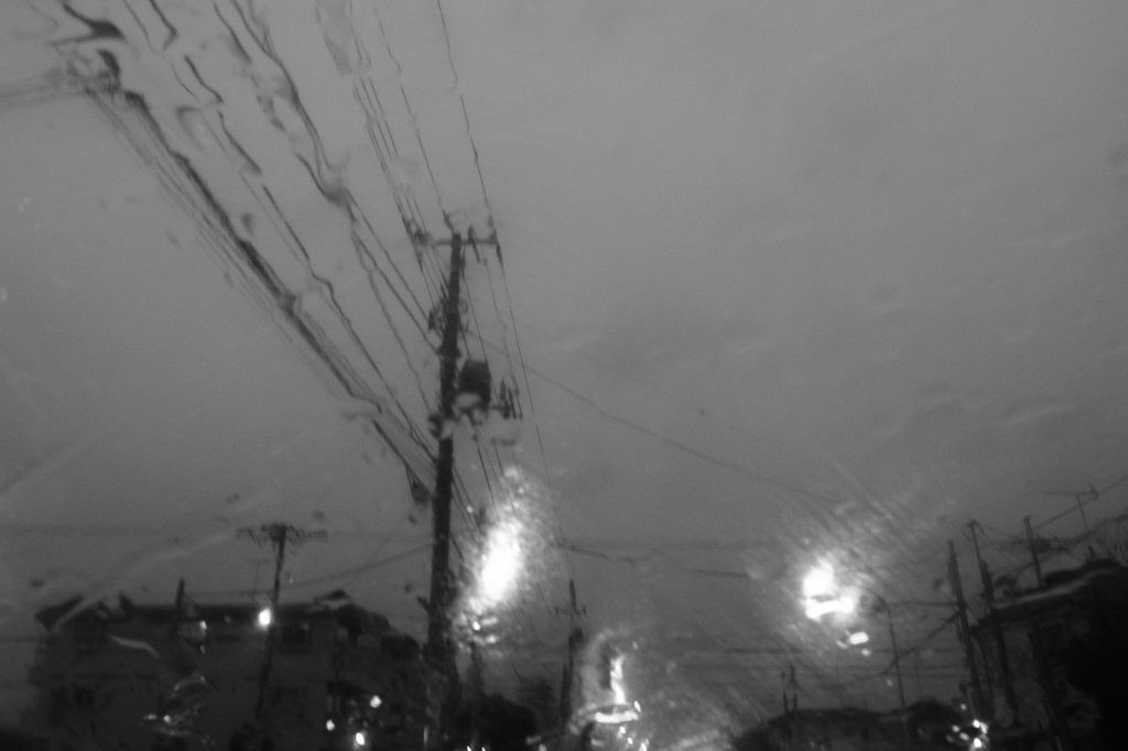 雨　空　電線