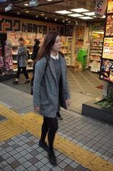 新宿　歩く女性