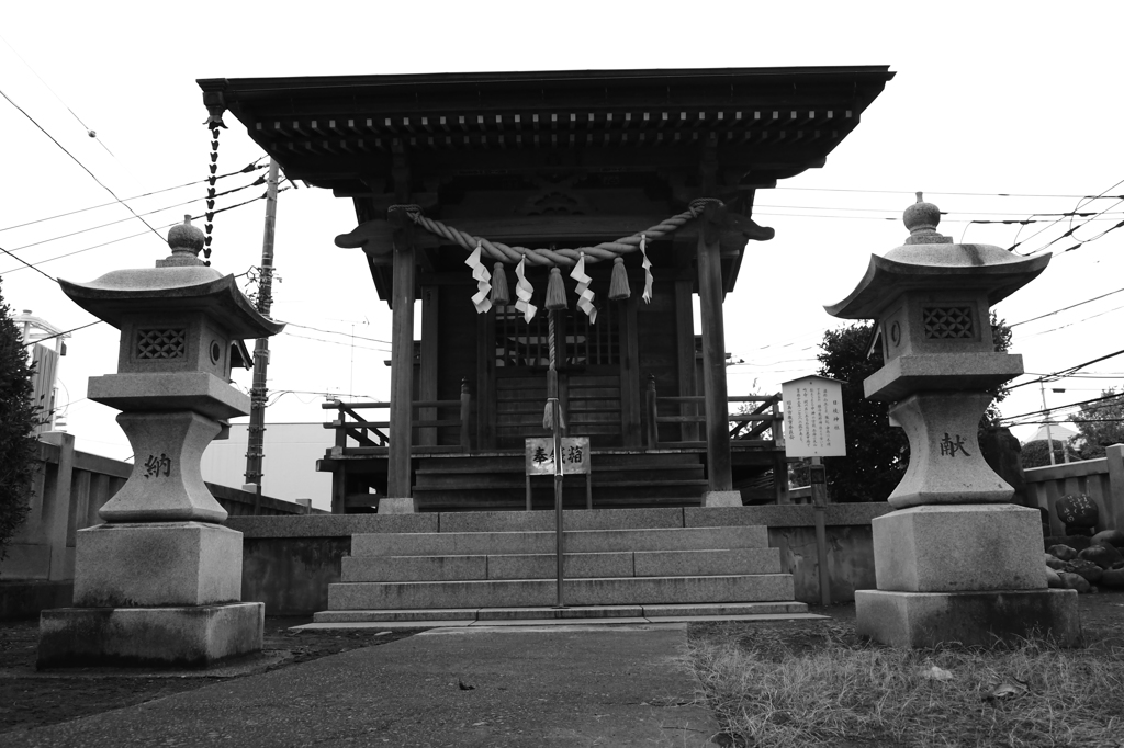 神社　モノクローム