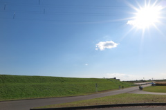 突き抜けた青空と太陽