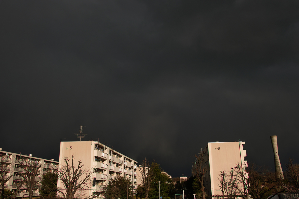 異様に黒い空　この後ヒョウが降ってきた！1