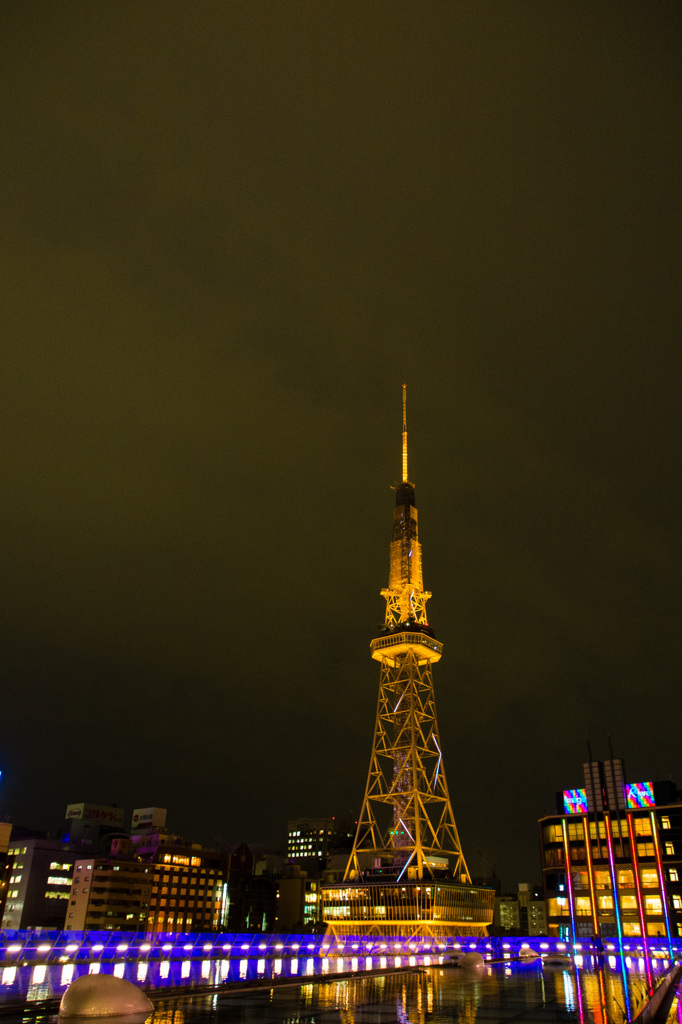水の宇宙船とテレビ塔