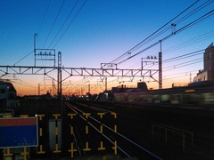 秋の夕暮れ、小岩駅のホームから