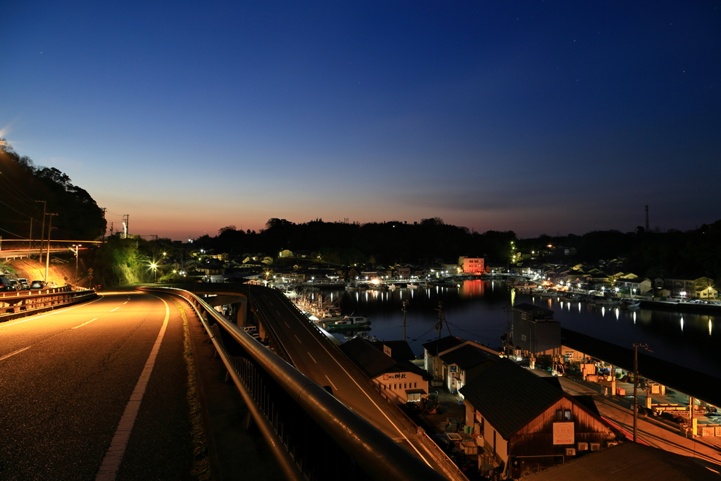 日の出前の漁港