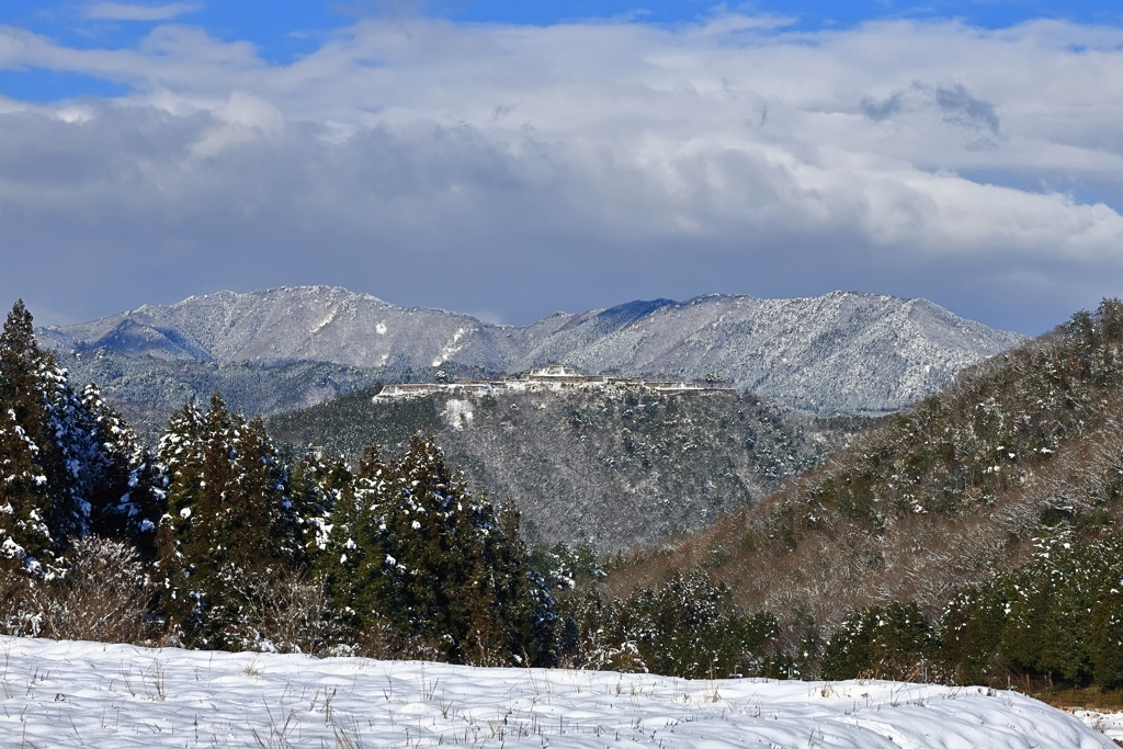 雪の竹田城跡