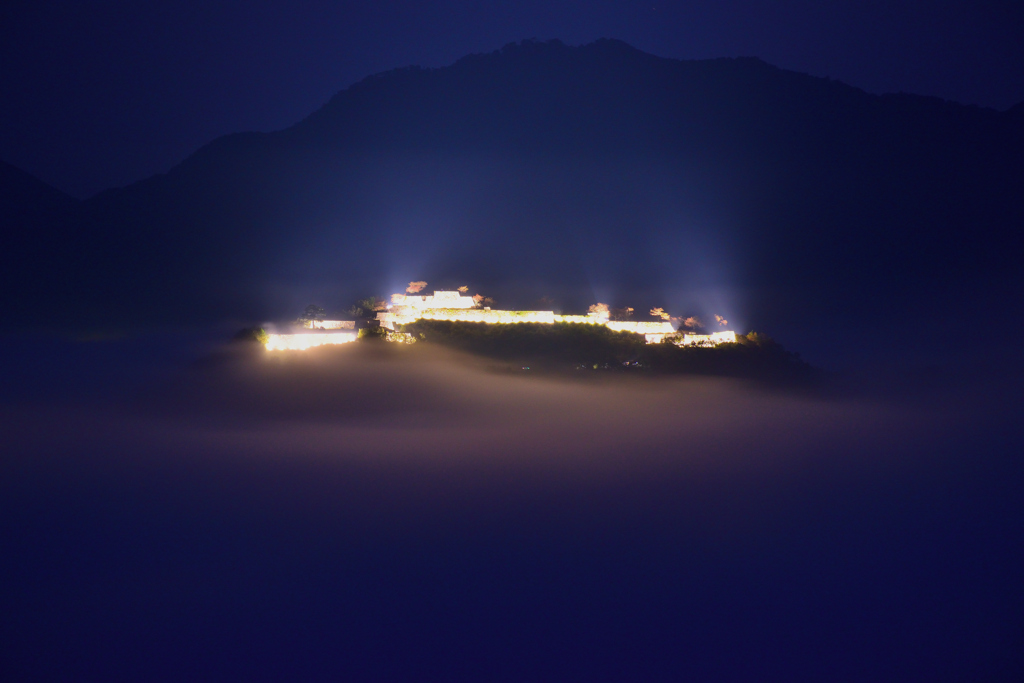 竹田城跡　早朝ライトアップ