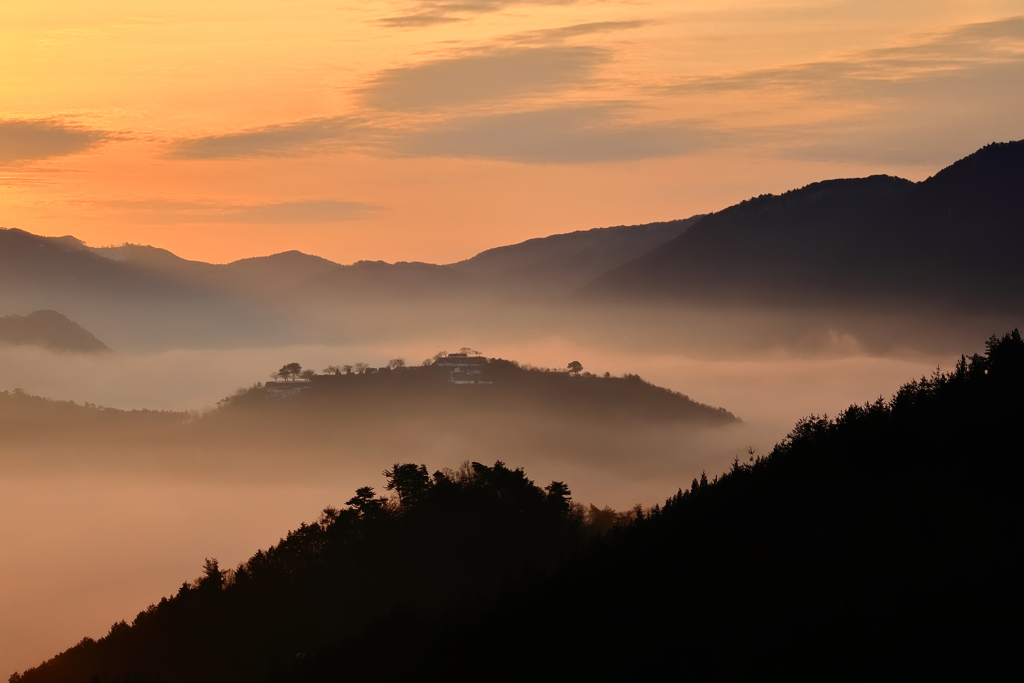 竹田城跡　少し靄がかかって