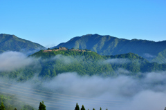 新緑の竹田城跡　たなびく雲海