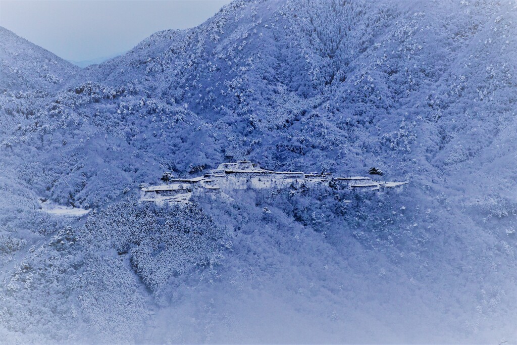 竹田城跡　雪化粧　陽射し待ち