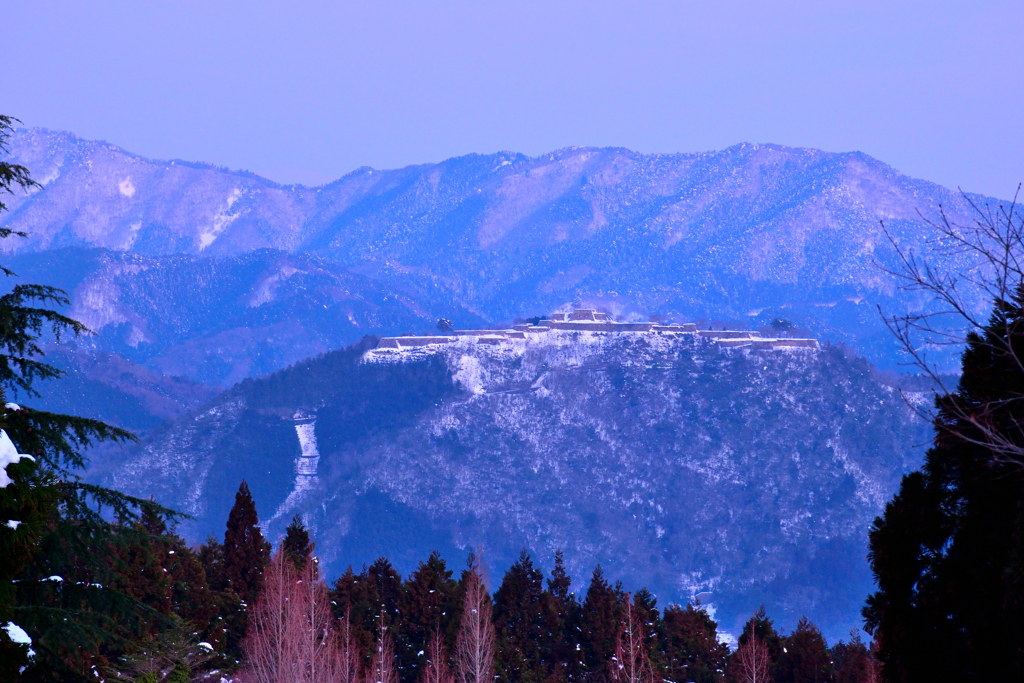 雪の竹田城跡
