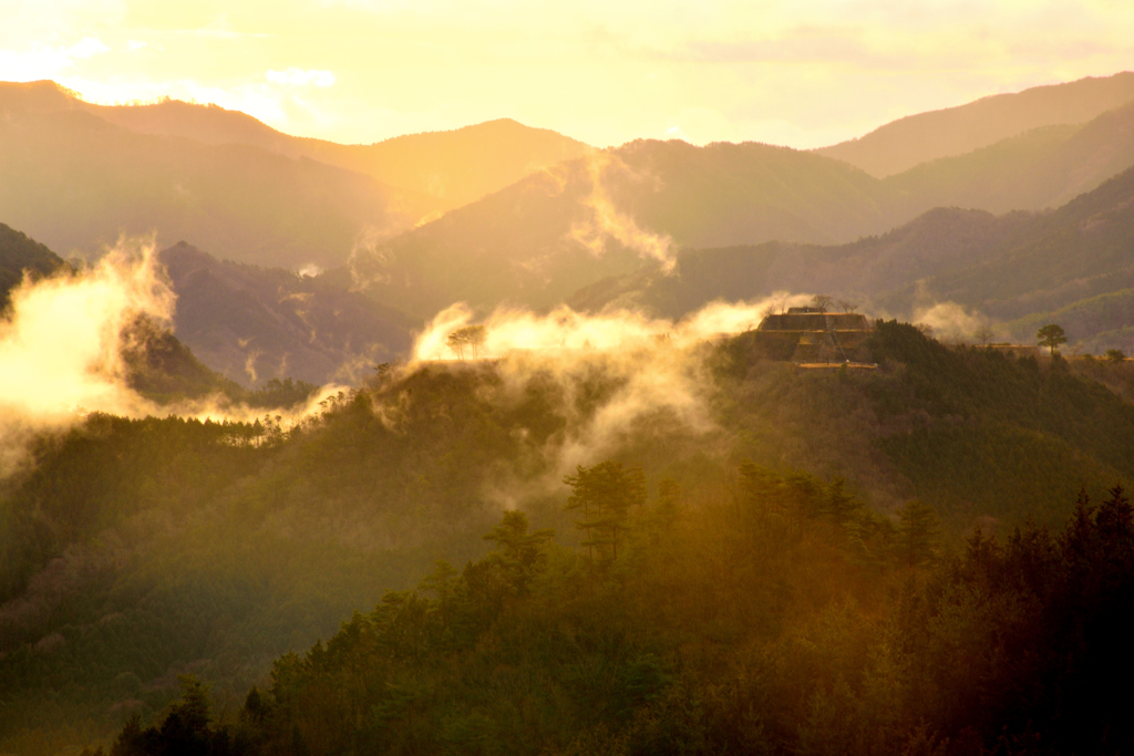 竹田城跡　やっと薄日が射しました。